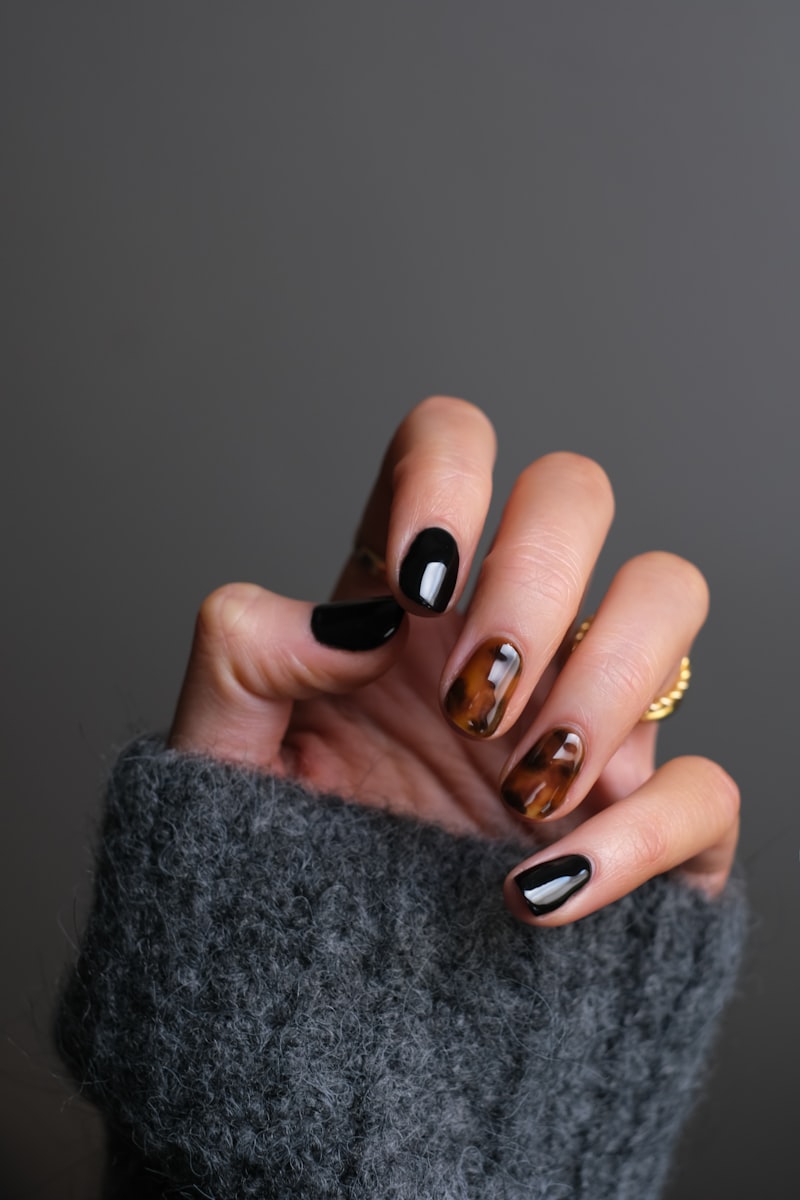 Gel manicure and nail art service